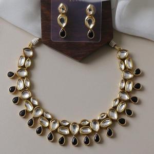 Juego de Joyería de Lujo Elegante Chapado en Oro y con Incrustaciones de Kundan Negro, Collar Clásico Polki con Piedras de Moissanita, Aretes de Diseño para Novia - Product Image 1