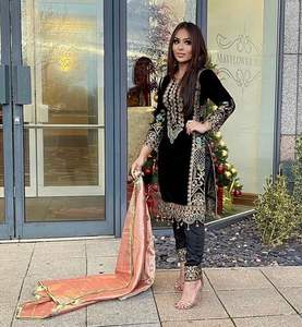 Top elegante de diseñador para fiestas con Dupatta hecho de terciopelo viscosa pesado con un rico trabajo de secuencia de bordado con mangas - Product Image 4