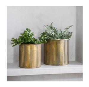 Maceta de latón de diseño rústico de primera calidad con construcción duradera para un aspecto elegante en el interior del hogar o la oficina - Product Image 1