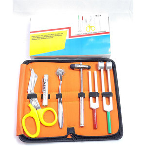 Set de 6 piezas: Martillo de percusión para reflexos auditivos, Linterna de bolsillo, Diapasón C 128/C 512, Tijeras para vendajes de 7.25 pulgadas, Rodillo de Wartenberg - Product Image 1