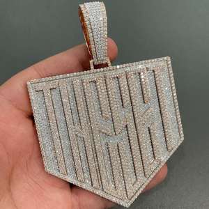 Colgante de lujo con la letra THINK, con diamantes de moissanita, acabado en oro rosa, joyería hip hop personalizada. - Product Image 6