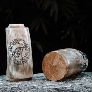 Taza de cuerno para beber vikingo con grabado personalizado Taza de aguamiel de cerveza de cuerno natural Estilo medieval - Product Image 1