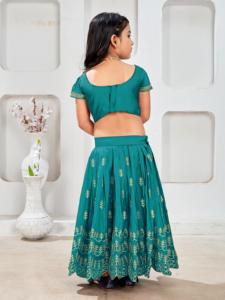 Conjunto de Lehenga Choli Étnico para Niñas Shoryam Fashion, Choli de Seda Verde Rama con Trabajo de Zari Dorado, Estilo Indio para Fiestas, Largo hasta el Suelo, Boutique - Product Image 6