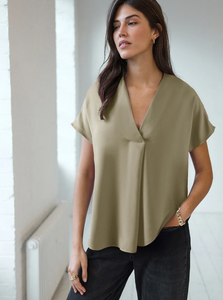 Blusa con cuello en V y manga corta para mujer de Bangladesh con logotipo de marca personalizado liso multicolor bajo MOQ informal de ajuste relajado - Product Image 4