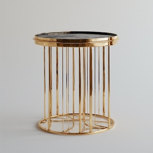 Table d'appoint en métal de style postmoderne de luxe avec finition en PVD doré sur mesure, idéale pour la décoration de la maison, avec fonction de miroir. - Product Image 5