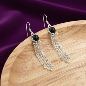 Pendientes de Plata de Ley 925 con Cadena de Borlas y Piedra de Ónix Negro |   Pendientes Colgantes Hechos a Mano para Mujer |   Joyería Plateada Moderna para Bodas - Product Image 1