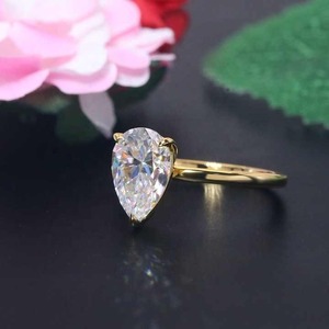 Anillo de Compromiso de Plata de Ley 925/Oro 14K/18K con Moissanita Corte Pera de 7x10mm, Dos Quilates, Joyería Fina con Piedras Preciosas de Prem Jewelry - Product Image 2