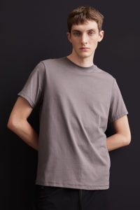 เสื้อยืดลำลองแขนสั้นสำหรับผู้ชายเสื้อ100% สีน้ำตาลเข้มแบบสั่งตัดดีไซน์ล่าสุด - Product Image 6
