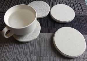 Sous-verres élégants en marbre blanc avec garniture dorée Tampons de boisson en pierre de luxe pour salons, salles à manger et intérieurs élégants - Product Image 2