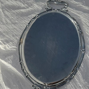 Bandeja de Servicio Ovalada de Metal con Acabado Plateado Clásico y Asas Decorativas para Hoteles, Restaurantes, Servicio de Buffet y Uso Diario en el Hogar - Product Image 1
