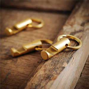 Porte-clés ouvre-bouteille de bière en laiton au design moderne avec finition or parfait pour les bars hôtels et ouvre-bouteille à usage quotidien - Product Image 3