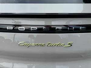 COCHE DE LUJO 2023 Cayenne Turbo S E-Hybrid Coupé, Híbrido Enchufable de 670 hp con Motor V8, Paquete Deportivo Ligero en Fibra de Carbono - Product Image 3