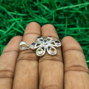 925 Pendentif Chakra en argent fait main avec Malachite Turquoise Améthyste Cornaline Larimar Onyx noir et Quartz Rose Bijoux de guérison - Product Image 2