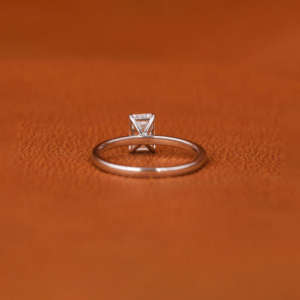 Bague de fiançailles solitaire en diamant cultivé en laboratoire coupe émeraude de style à la mode bague cadeau fine pour femme plaquée or massif 14 carats certifiée IGI - Product Image 4