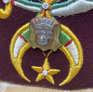 Vintage Shriners Fez Hat Maroon Wool Tassel Tail con pines Freemasons Masonic Hat - Product Image 2