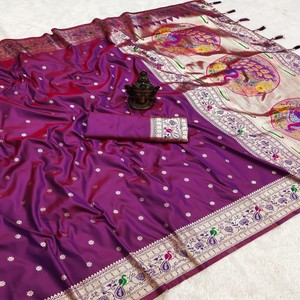 Sari de Seda Banarasi Pura VASTRA COTTAGE con Diseño de Zari Tejido a Mano en Toda la Superficie, Pallu Rico y Blusa con Tejido en Contraste - Product Image 4