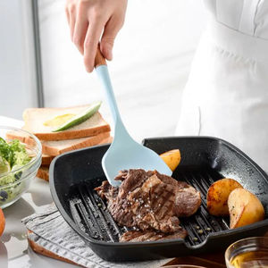 Juego de servir comida de acero inoxidable pulido dorado moderno, manijas negras, cubiertos elegantes, cubiertos para comedor de restaurante con estilo - Product Image 3