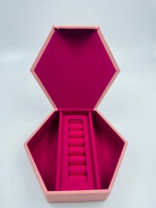 Organisateur de bijoux en tissu velours hexagonal de luxe avec broderie perlée à la main, couleur et taille personnalisables pour le rangement des colliers et des bagues - Product Image 3