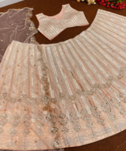 Nuevo Lehenga Choli Dupatta de Seda Banarasi con Bordado Zari, Estilo Moderno y Eterno, Ropa de Boda, Precio al por Mayor, Ropa Étnica para Mujer - Product Image 2