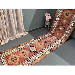 Alfombra Turca Vintage de 2.6x13 pies, Alfombra de Lana con Diseño Floral Marrón y Blanco - Product Image 2