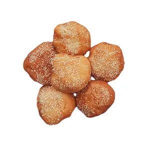 Specialità vietnamita sesamo hollow donut street food/ Asia cuisine fried donut snack Holiday