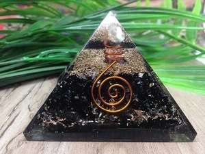 Venta al por mayor de turmalina negra natural, citrino, piedras preciosas de cuarzo transparentes, pirámide de orgón para triple protección de la salud para Navidad - Product Image 2
