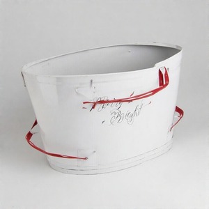 Maceta de jardín de Navidad Twilight Bells hecha de metal galvanizado diseñada para resaltar la decoración de invierno con estilo tradicional - Product Image 2