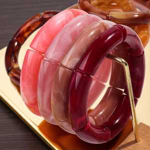 Venta al por mayor moderno y elegante Simple mujer mano joyería resina acrílico elástico Conjunto de 4 piezas - Product Image 4