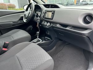 Toyota Yaris L 2015 d'occasion en excellent état, SUV 2 portes, automatique, conduite à gauche, turbo, cuir, jantes R18, toit ouvrant panoramique, feux LED - Product Image 3