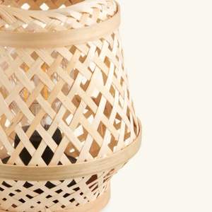 Lámpara de Mesa de Ratán Diseñada para Hoteles y Decoración del Hogar con Tejido de Ratán Duradero e Iluminación Ambiental Cálida - Product Image 3