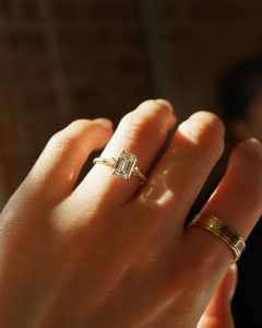 Compromiso Boda 2ct Emerald Cut Solitaire Lab Grown Diamond Anillos para mujeres en plata y oro sólido - Product Image 2