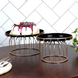 Soporte de lujo elegante para servir pasteles Diseño de pedestal de metal elegante para presentaciones de postres impresionantes - Product Image 1