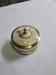 Mode Mosaïque Conception Ronde En Laiton Kumkum Boîte Nacre Incrustation pour Femme Sindoor & Stockage De Bijoux - Product Image 4