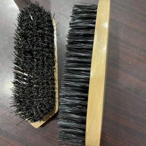 Brosse à cheval en bois avec poils rigides |   Brosse de nettoyage équestre - Product Image 1