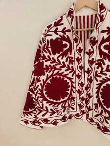 Veste Suzani rouge brodée à la main, motif floral, style folklorique, courte, bohème, faite à la main, vêtement ethnique, veste en velours Suzani - Product Image 2