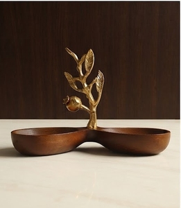 Plat de service en bois d'acacia avec poignée en laiton en forme d'arbre et trois compartiments pour noix et graines, design moderne fait main - Product Image 4