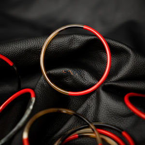 Brazalete de cuerno de búfalo negro natural, laca de medio color, hecho a mano en Vietnam - Product Image 2