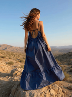 Robe longue d'été ample et confortable en coton naturel écologique, bleu marine uni, dos nu, bretelles ajustables, ourlet à volants, poches