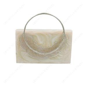 Bolso de Mano de Resina Premium para Mujer, Elegante Bolso de Fiesta Transparente de Acrílico con Cadena Dorada para Bodas y Eventos - Product Image 3