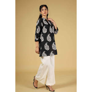 ชุดเซ็ตผ้าฝ้ายพิมพ์ลายดอกไม้ขาวดำสไตล์ลำลองสุดหรู ประกอบด้วยเสื้อทรงเอไลน์จับจีบกลับด้าน และกางเกงขายาวทรงหลวมสบาย - Product Image 1