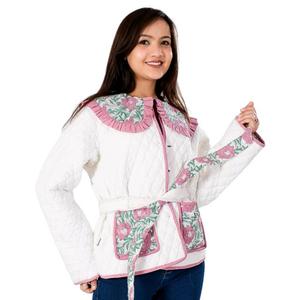 เสื้อแจ็คเก็ตผ้าฝ้ายแบบสั้นสำหรับผู้หญิง งานออกแบบโดยดีไซเนอร์ ผลิตด้วยมือในอินเดีย ลายบล็อกพิมพ์แบบคิโมโน คอระบาย ให้ความอบอุ่น เหมาะสำหรับฤดูใบไม้ร่วง/ฤดูหนาว - Product Image 1