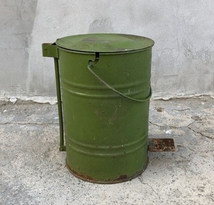 Hot-selling vintage style <b>metal</b> waste <b>bin</b> <b>with</b> antique detailing ideal for upscale living room and office settings - Product Image 5