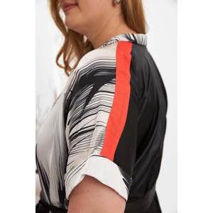 Blusa Kimono Negra Talla Grande RMG con Patrón Lineal Abstracto en Contraste y Mangas con Rayas Rojas, Top de Poliéster Drapeado con Cinturón - Product Image 3
