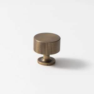 Poignée de porte en laiton de luxe, parfaite pour les maisons haut de gamme et les designs de portes élégants avec une apparence élégante - Product Image 1