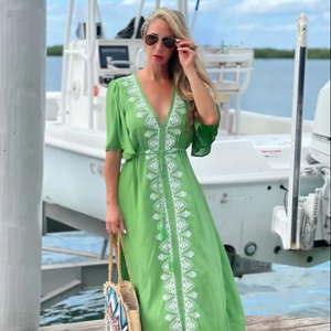 เดรสยูเครนสีเขียวสำหรับผู้หญิงพร้อมเข็มขัดแต่งระบายคอวีเหมาะสำหรับชุดเดรสราตรีลำลองและชายหาด - Product Image 1