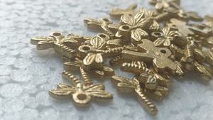 Breloques en laiton sur mesure sur le thème de la libellule en micro-macramé pour la fabrication de bijoux avec des détails délicats et un style naturel fantaisiste. - Product Image 3