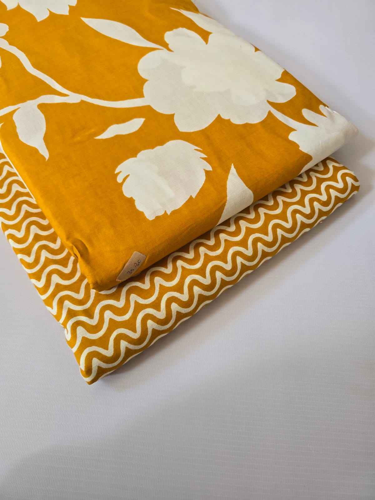 สีเหลือง