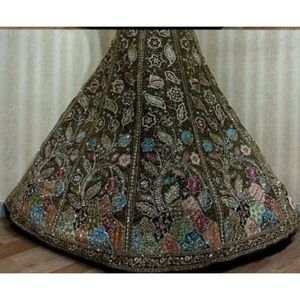 Luxueux ensemble nuptiale Lehenga avec broderie détaillée et embellissements de paillettes pour les fêtes disponibles pour la vente en gros - Product Image 4