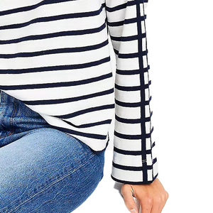 Camiseta Lively Everyday para mujer, diseñada para una comodidad relajada con un aspecto refinado y un atractivo inspirado en la moda de hoy en día. - Product Image 3
