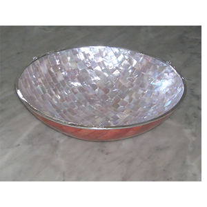 Cuenco redondo grande con coral rojo, Joyería de Conchas Marinas, Artesanía de Conchas con Coral Rojo, Blanco y Rojo con Motivo Plateado - Product Image 1